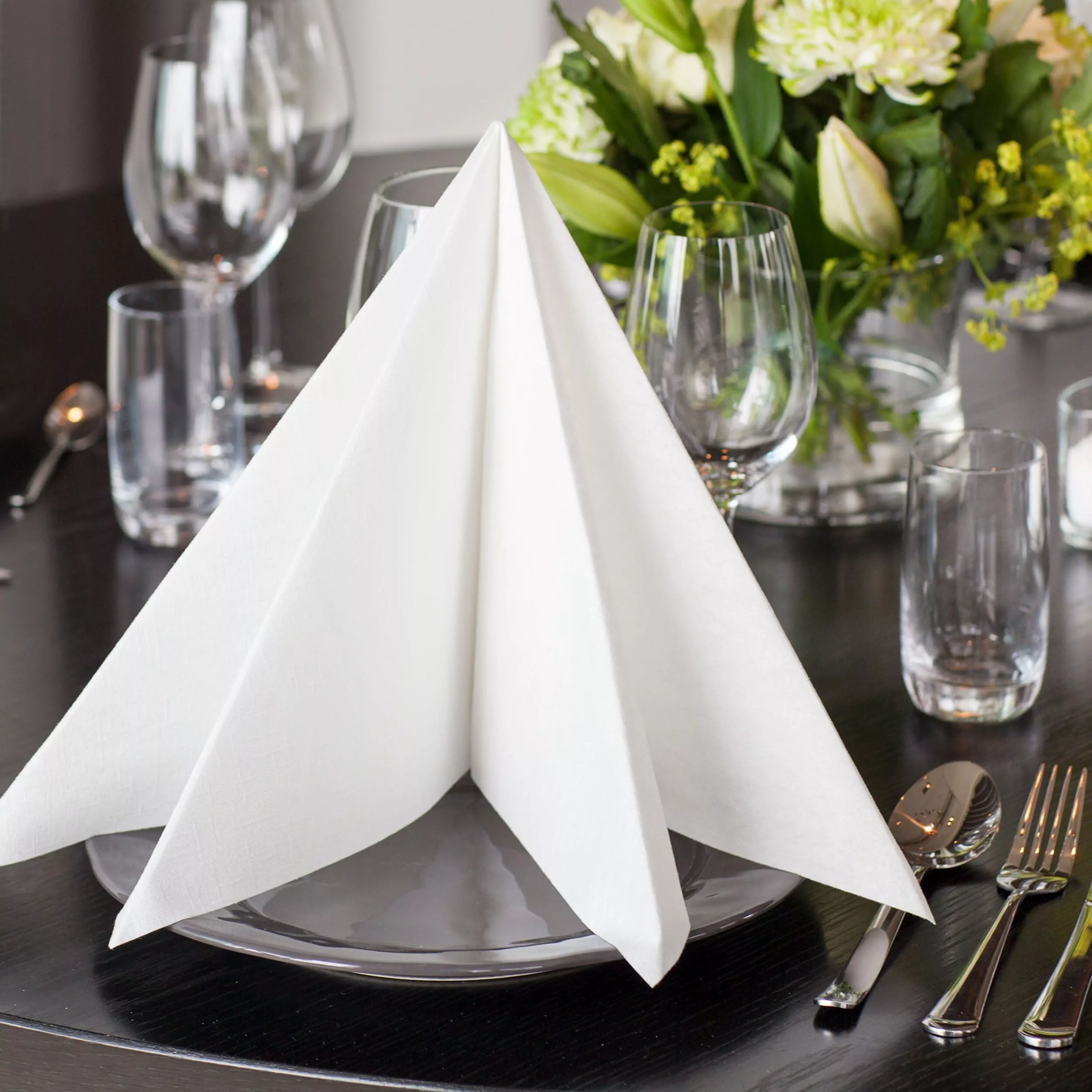 Tork LinStyle® XL-Dinnerservietten Weiß, 1/4‑Falz, 48 cm × 48 cm, 12 × 25 Servietten, 478883