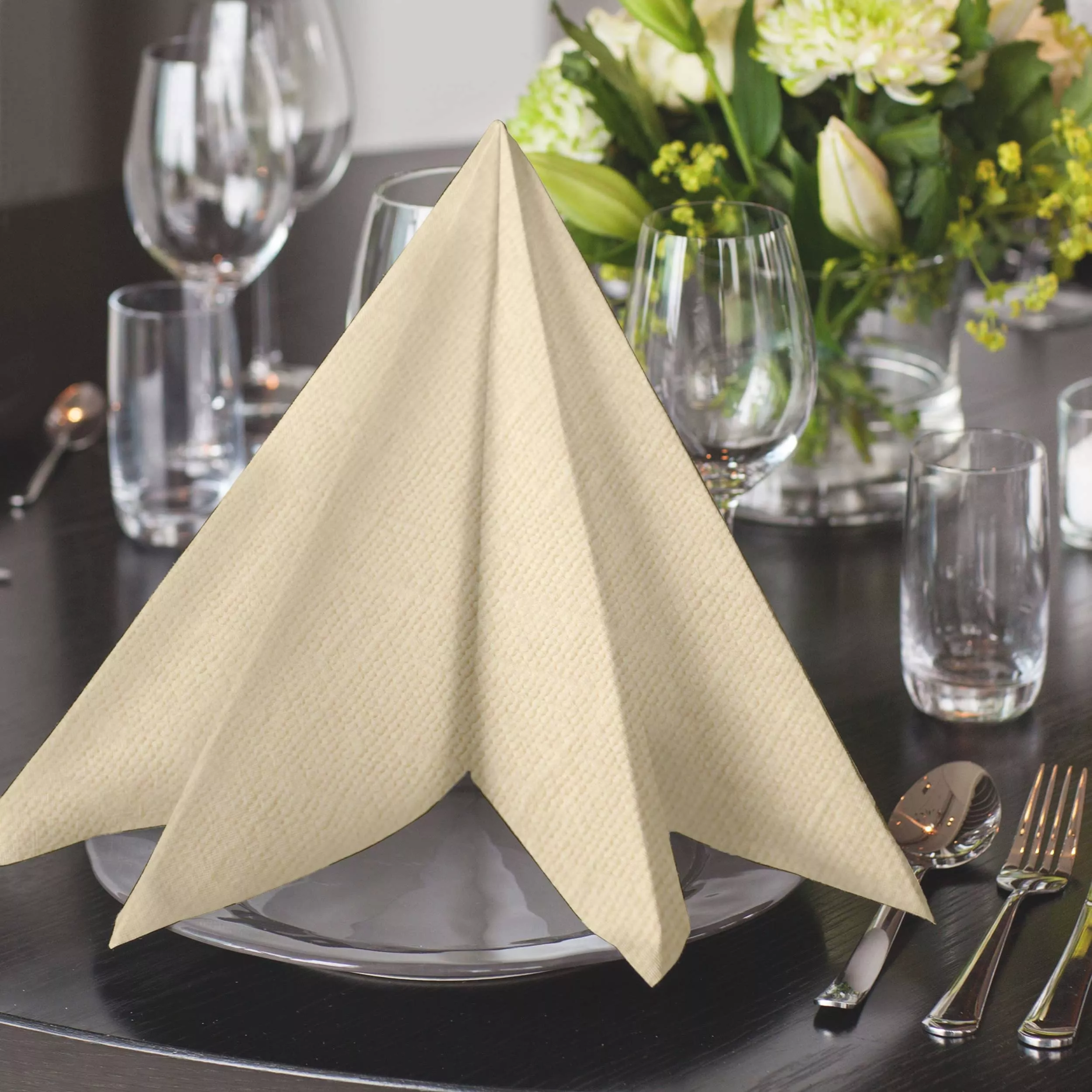 Tork LinStyle® Dinnerservietten Creme, 1/4‑Falz, 39 cm × 39 cm, 12 × 50 Servietten, 478713