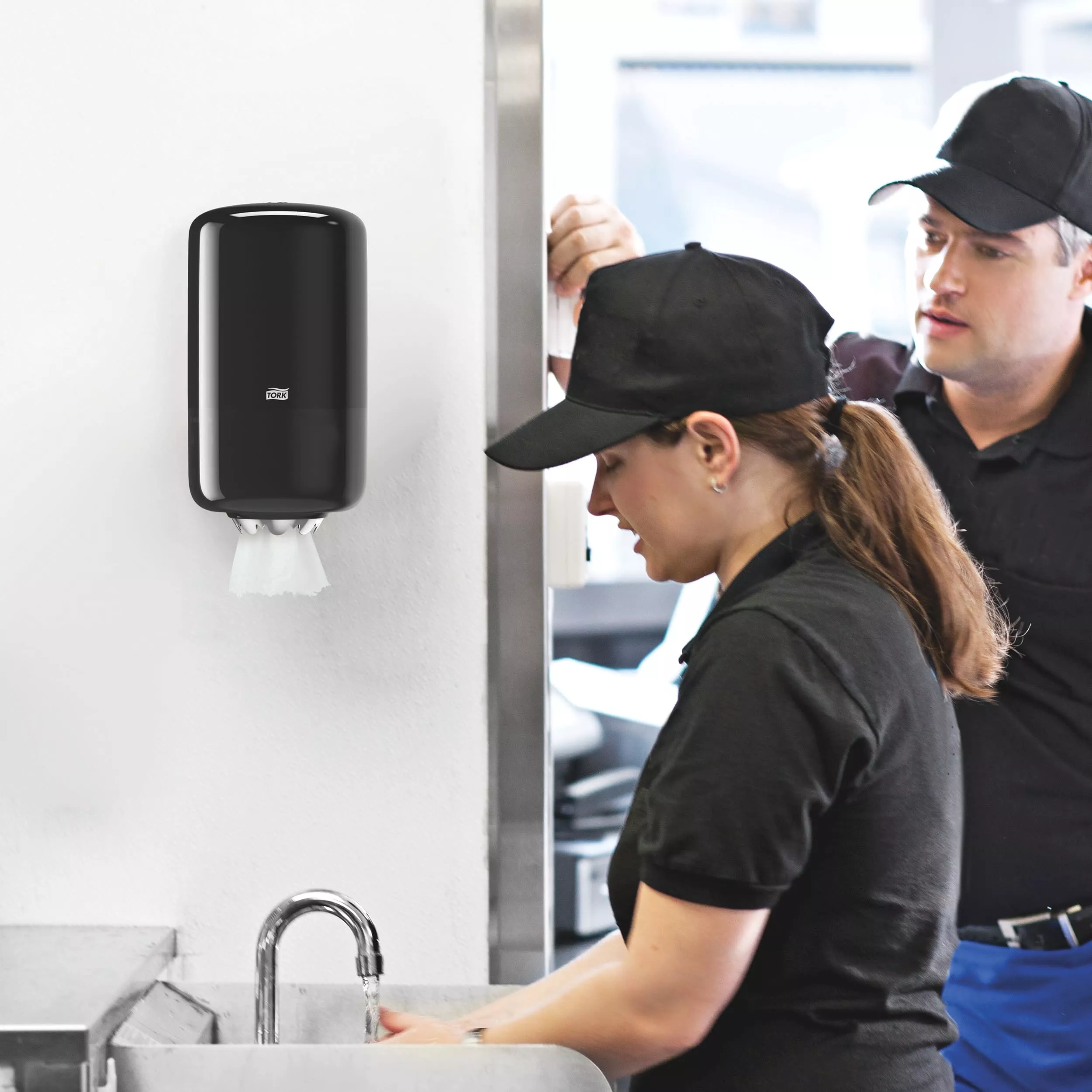 Tork Mini Innenabrollungsspender Schwarz M1, Einhändige Bedienung, Elevation Linie, 558008