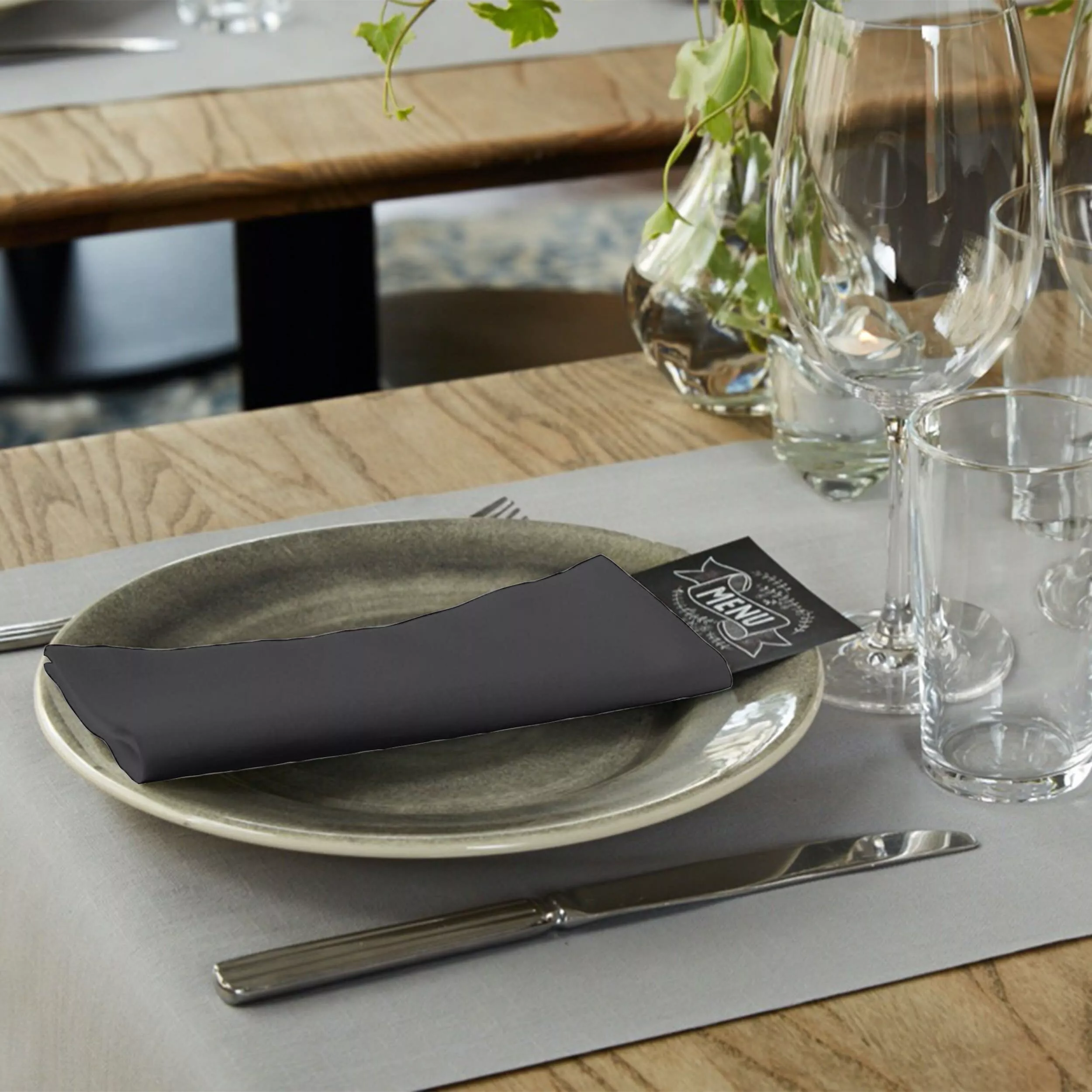 Tork LinStyle® Dinnerservietten Schwarz, 1/8‑Falz, 40 cm × 39 cm, 12 × 50 Servietten, 478151