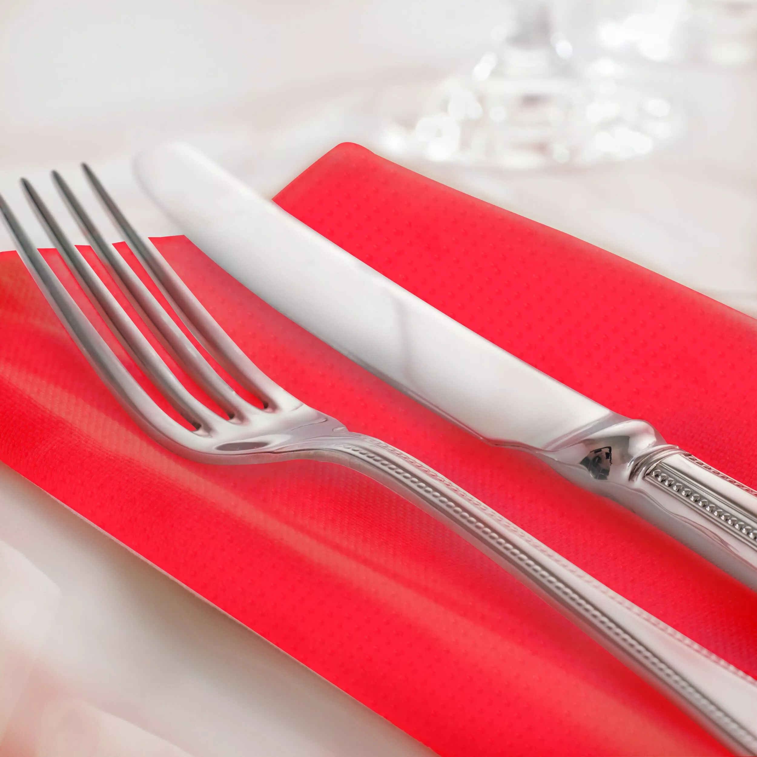 Tork Textured Dinnerservietten Rot, 1/4‑Falz, 2‑lagig, 38 cm × 39 cm, 20 × 50 Servietten, 509416
