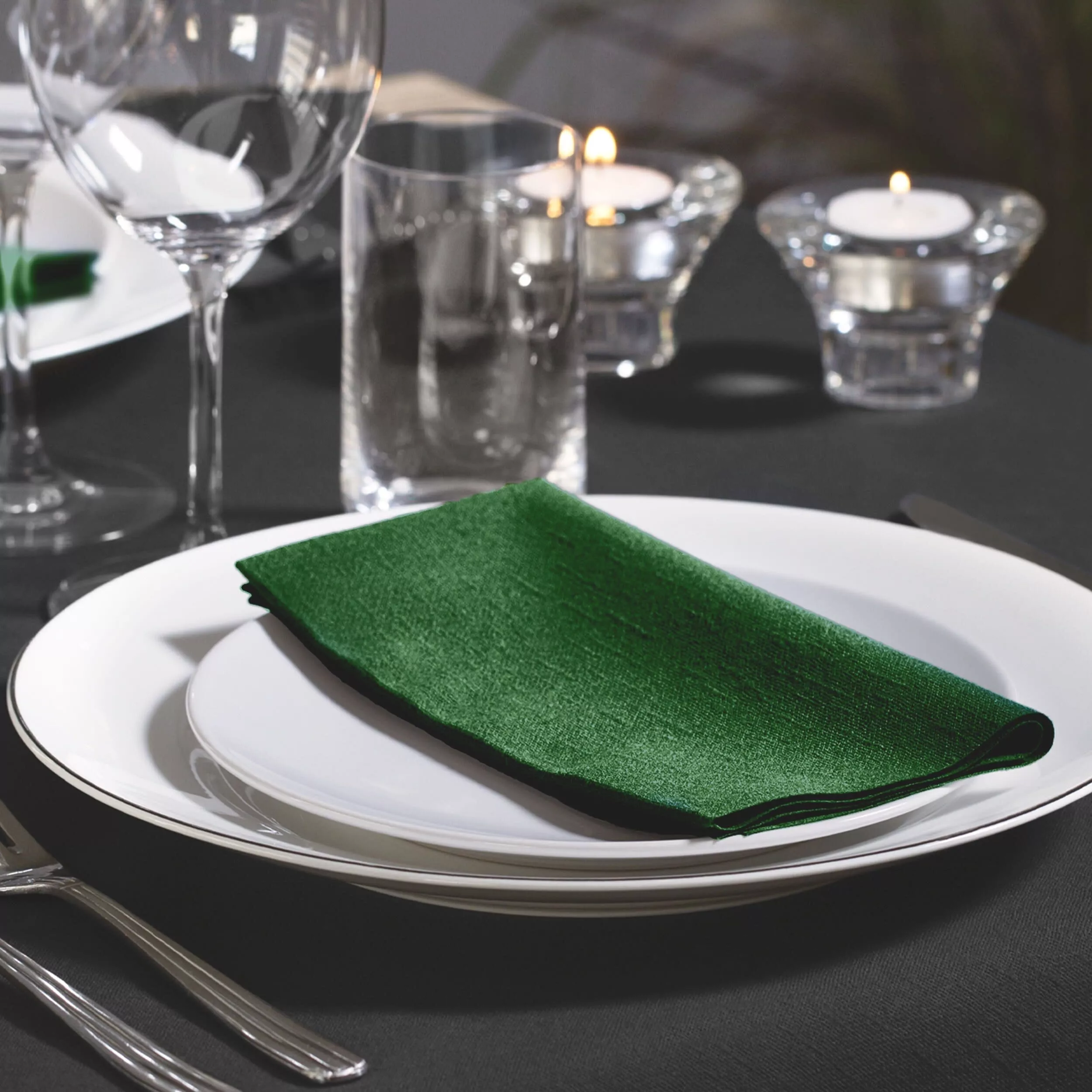 Tork Soft Dinnerservietten Dunkelgrün, 1/8‑Falz, 3‑lagig, 39 cm × 39 cm, 12 × 100 Servietten, 477617