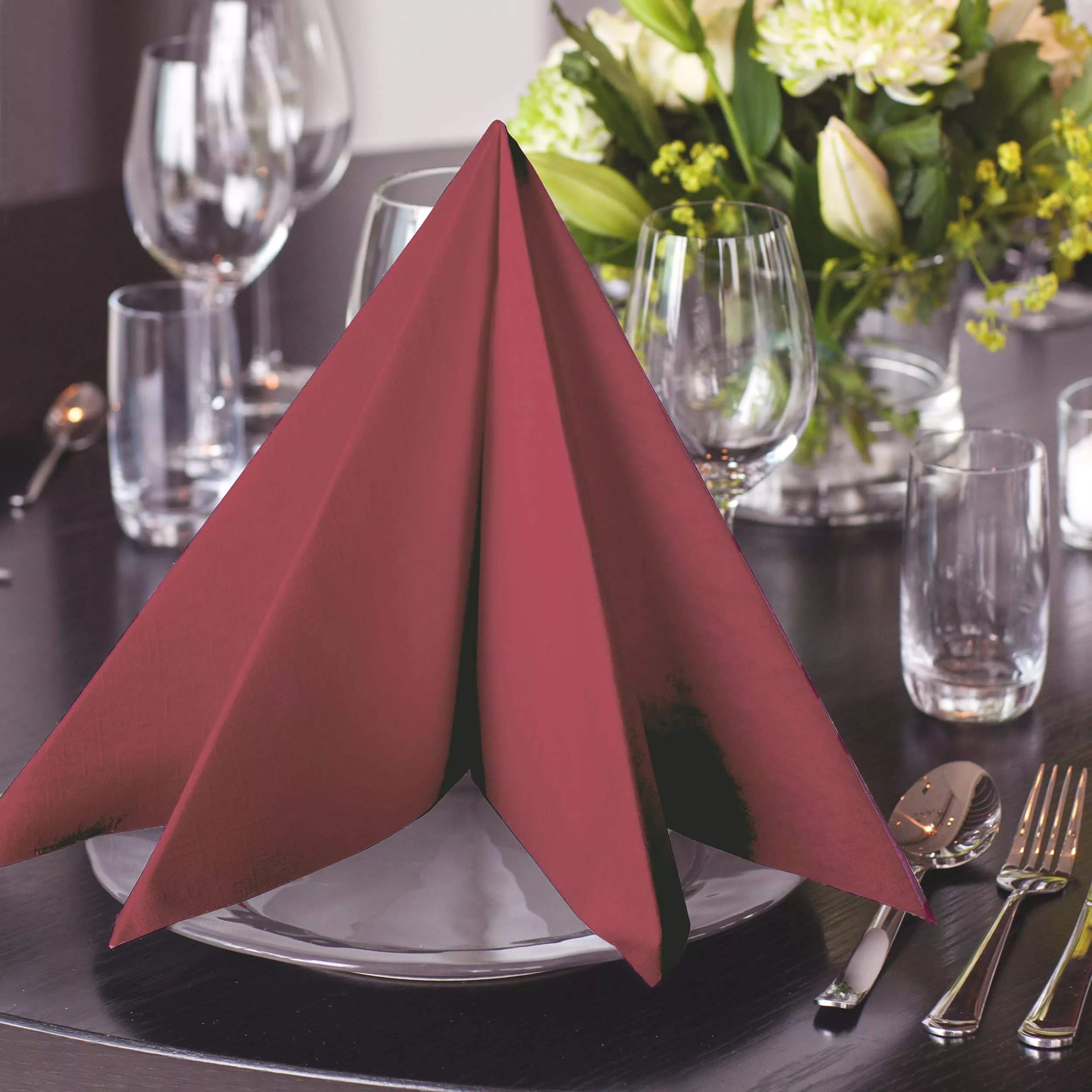 Tork LinStyle® Dinnerservietten Bordeauxrot, 1/4‑Falz, 39 cm × 39 cm, 12 × 50 Servietten, 478855