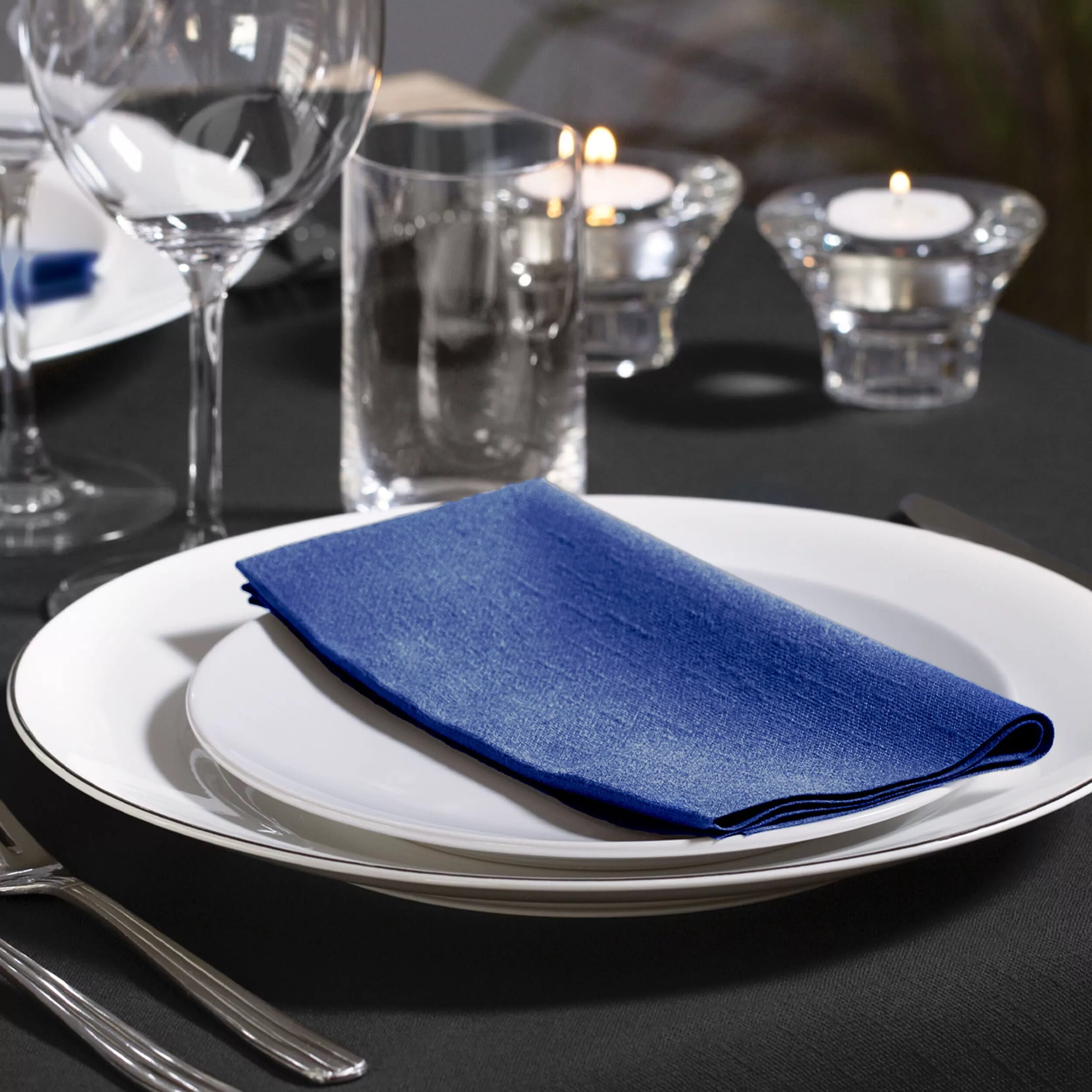 Tork Soft Dinnerservietten Dunkelblau, 1/8‑Falz, 3‑lagig, 39 cm × 39 cm, 12 × 100 Servietten, 477619