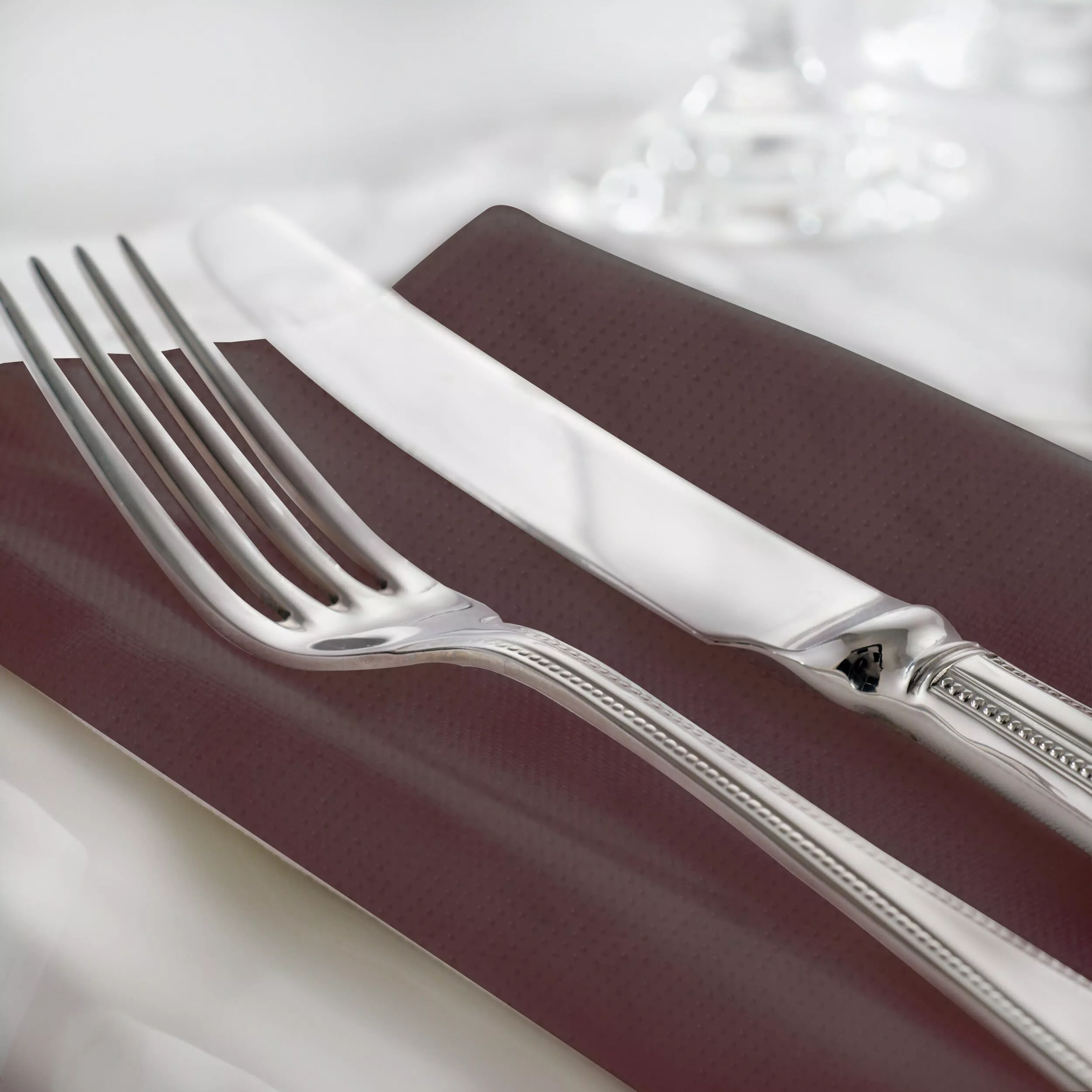 Tork Textured Dinnerservietten Braun, 1/4‑Falz, 2‑lagig, 38 cm × 39 cm, 20 × 50 Servietten, 509418