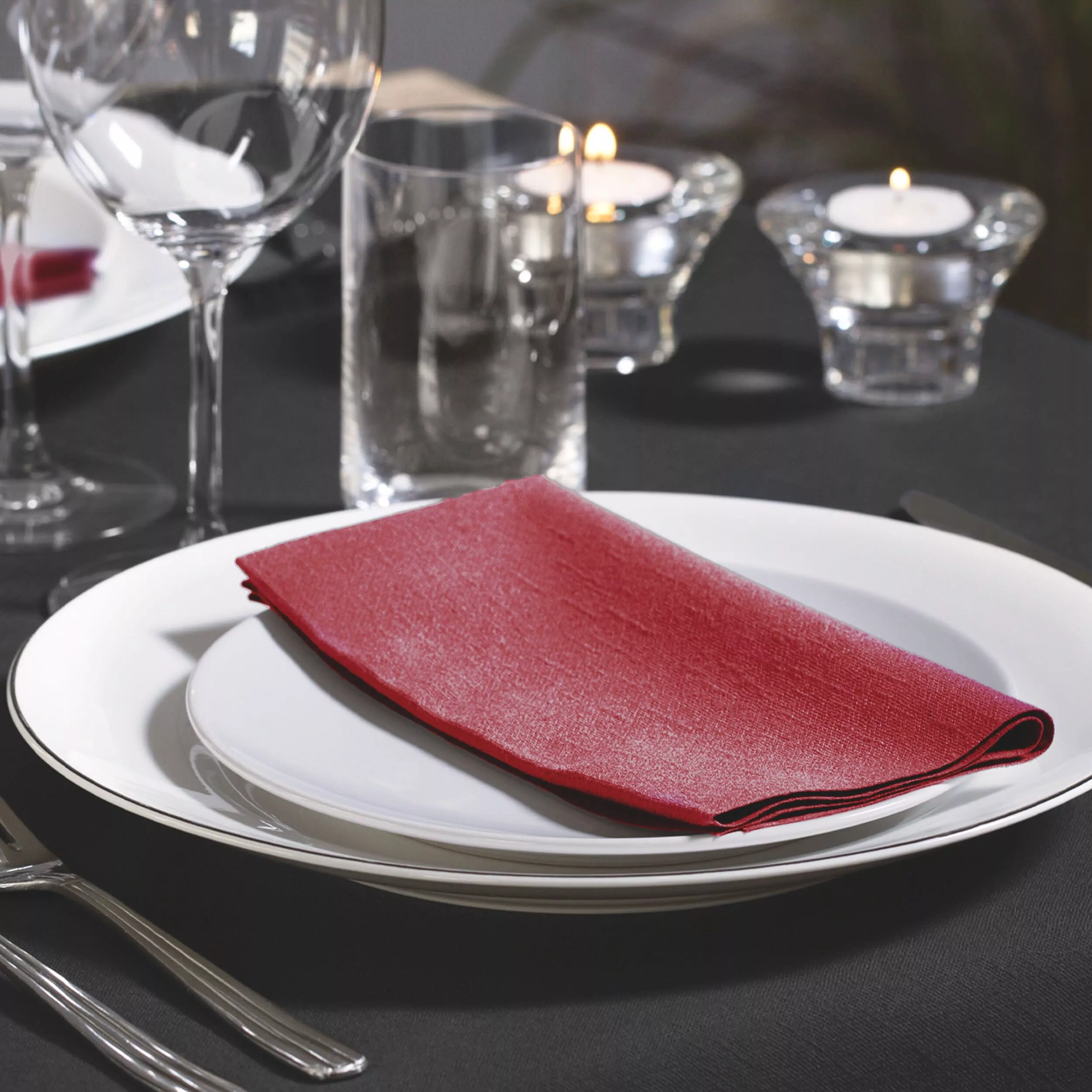 Tork Dinnerservietten Bordeauxrot, 1/8‑Falz, 2‑lagig, 39 cm × 39 cm, 12 × 150 Servietten, 477570