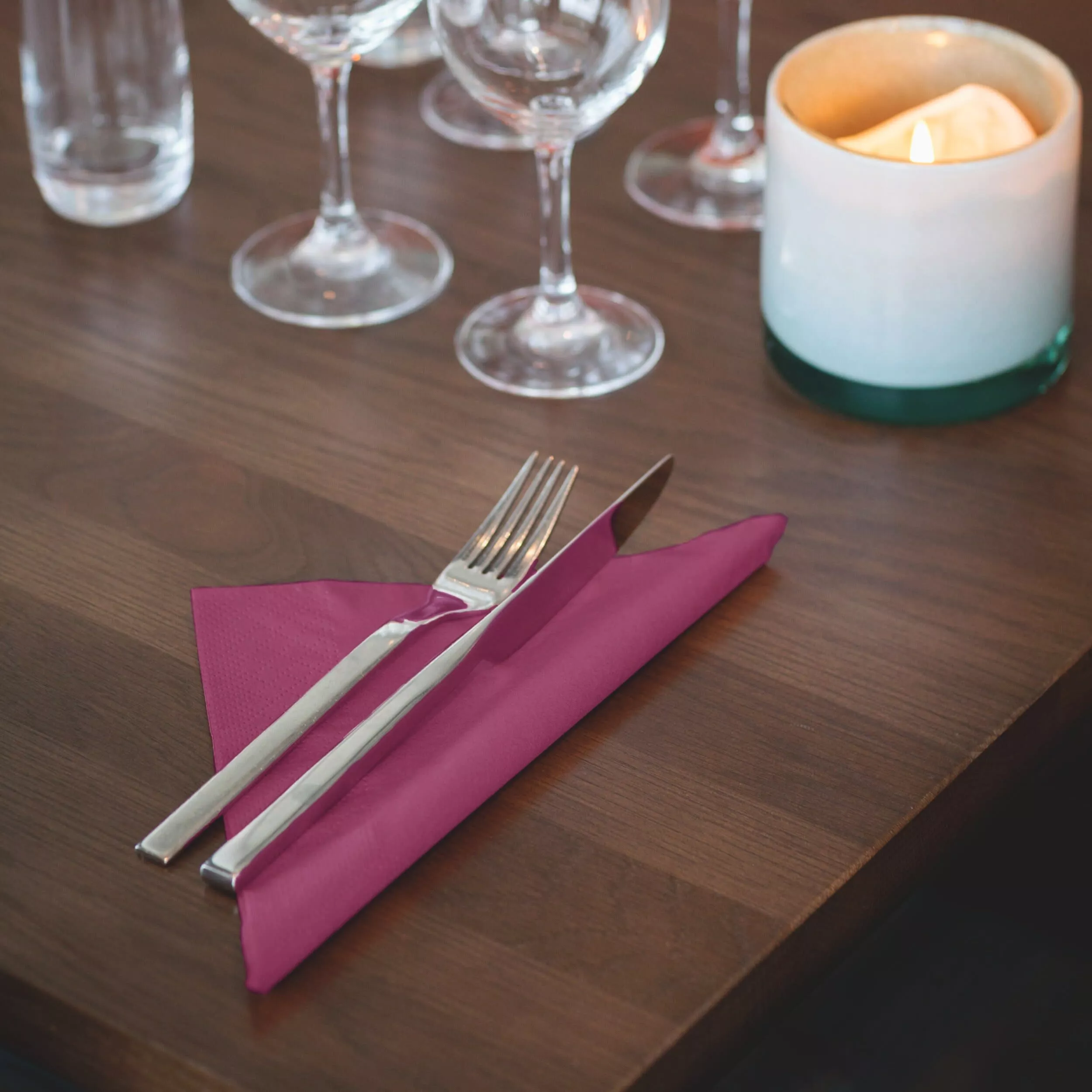 Tork Soft Dinnerservietten Violett, 1/4‑Falz, 3‑lagig, 40 cm × 39 cm, 12 × 100 Servietten, 477775