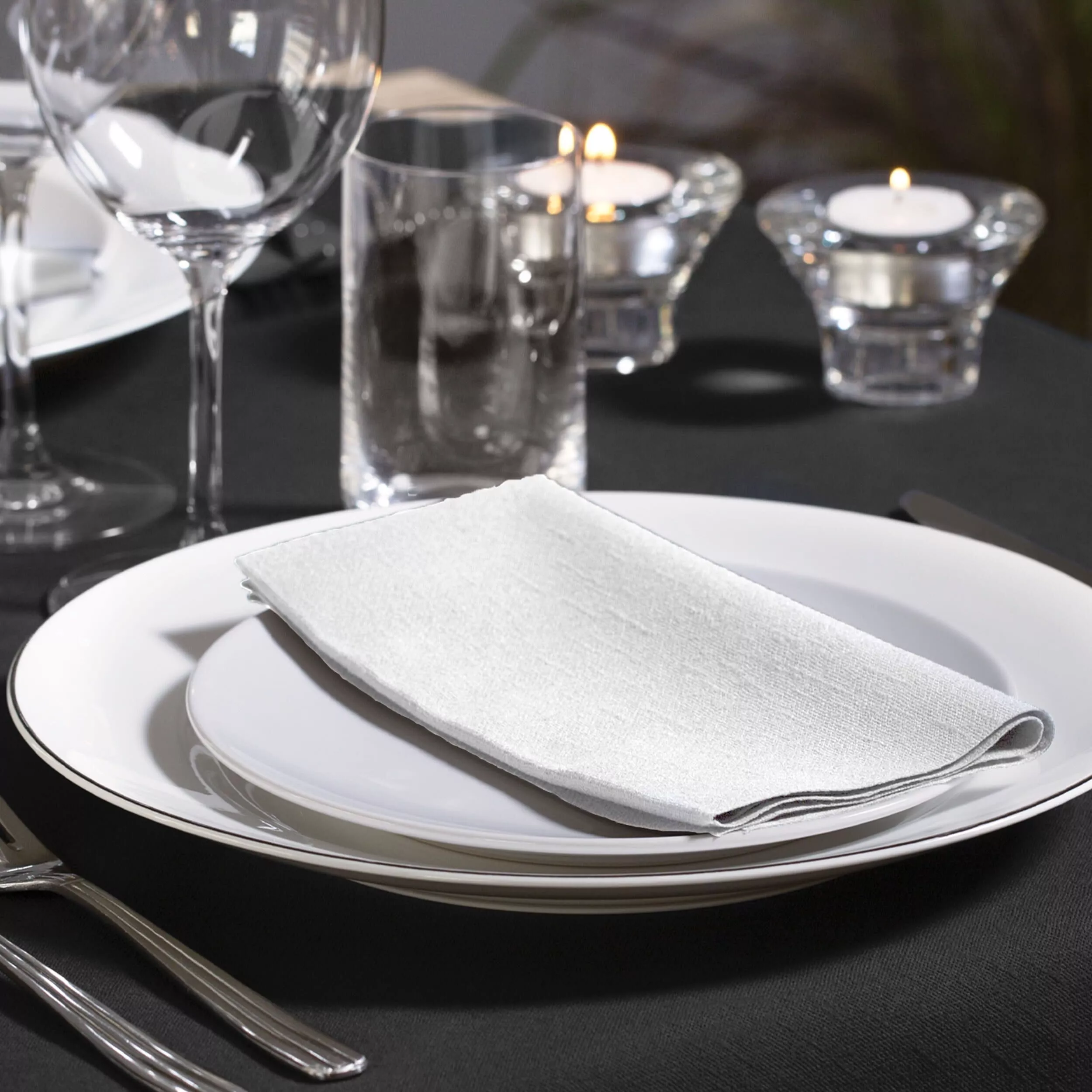 Tork Dinnerservietten Weiß, 1/8‑Falz, 2‑lagig, 39 cm × 39 cm, 12 × 150 Servietten, 477554