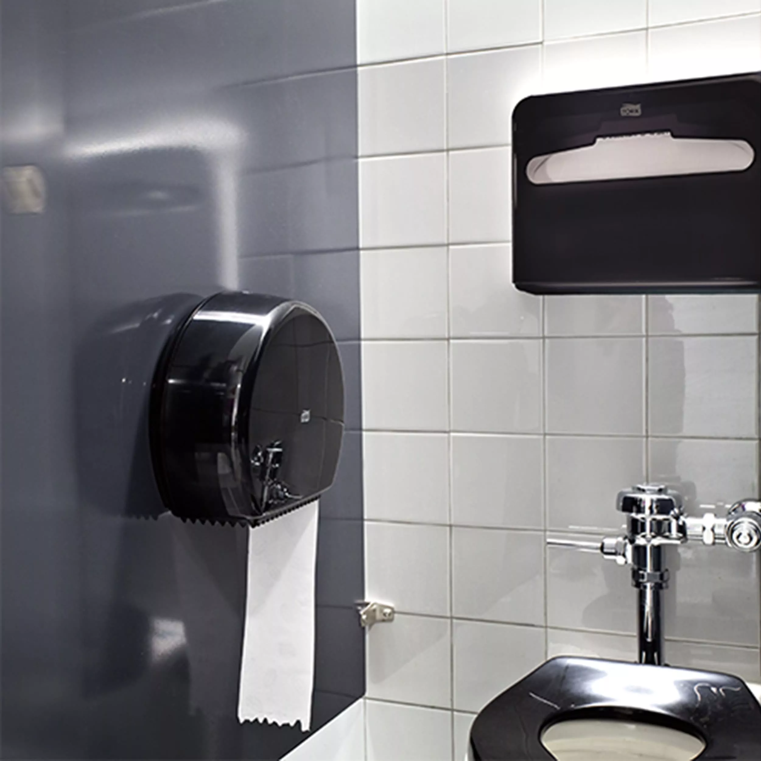 Tork Spender für Toilettensitzauflagen Schwarz V1, kompaktes Design, 344088