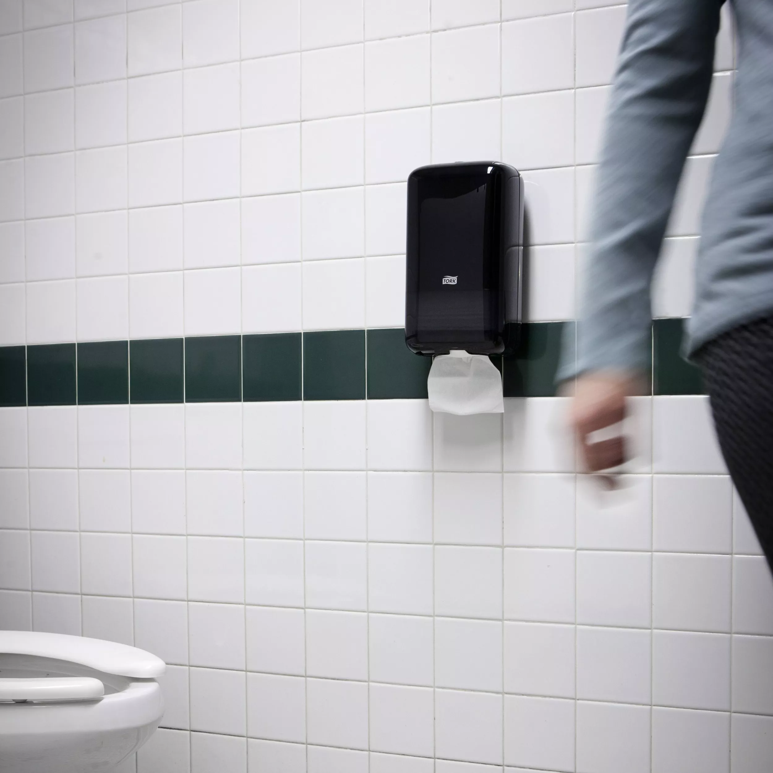 Tork T3 Einzelblatt-Toilettenpapierspender Schwarz, Kompakt, Elevation Linie