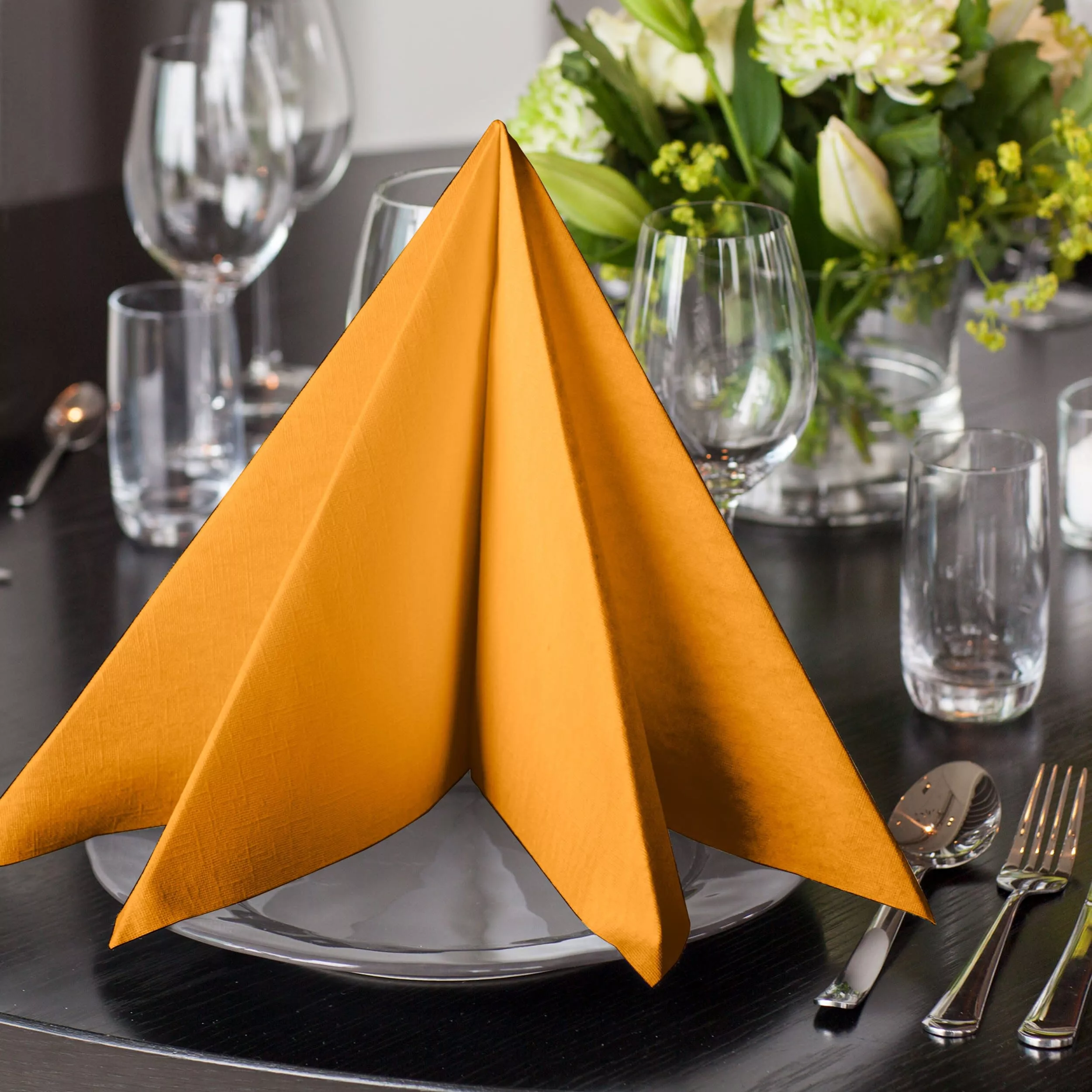 Tork LinStyle® Dinnerservietten Orange, 1/4‑Falz, 39 cm × 39 cm, 12 × 50 Servietten, 478851