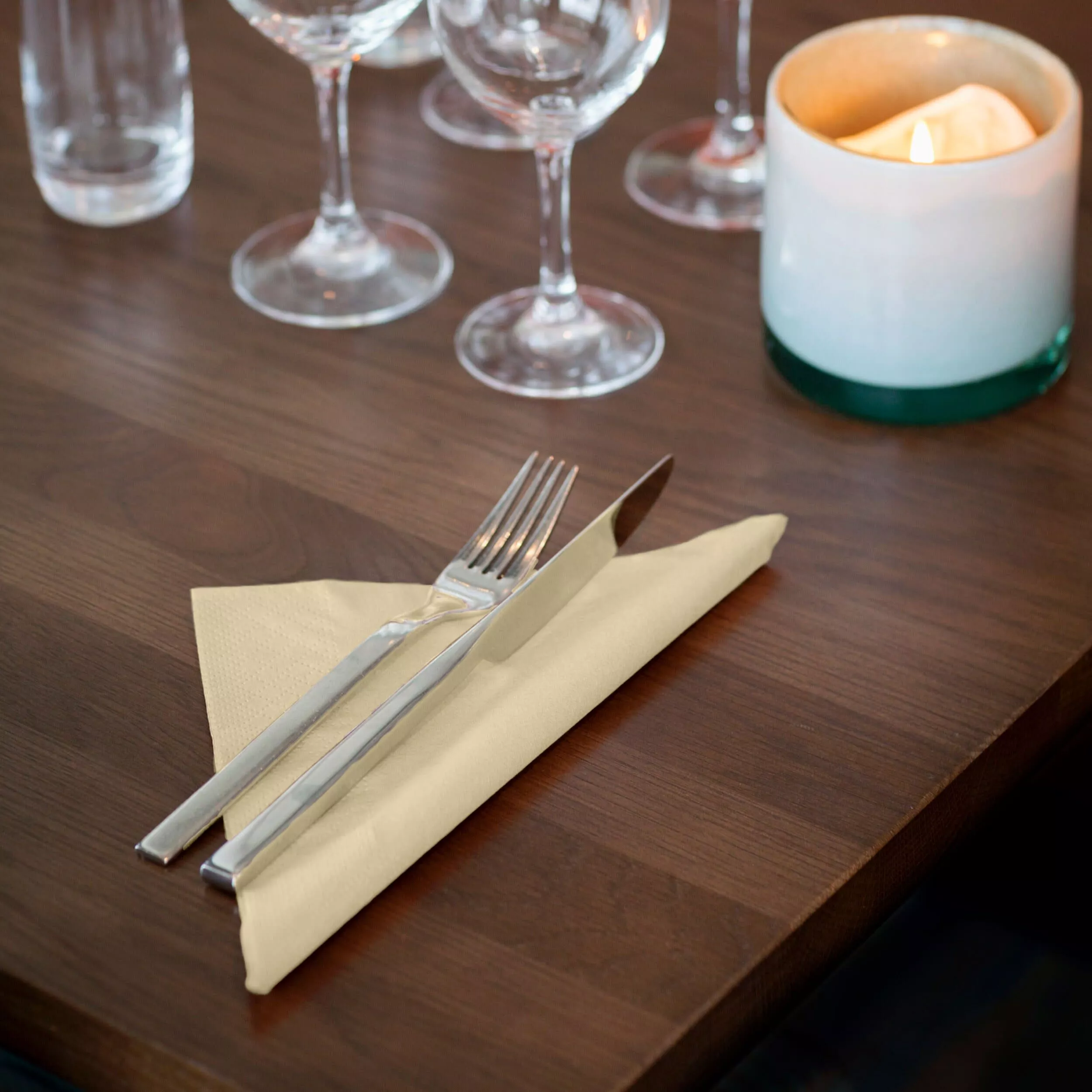 Tork Soft Dinnerservietten Champagner, 1/4‑Falz, 3‑lagig, 40 cm × 39 cm, 12 × 100 Servietten, 477588