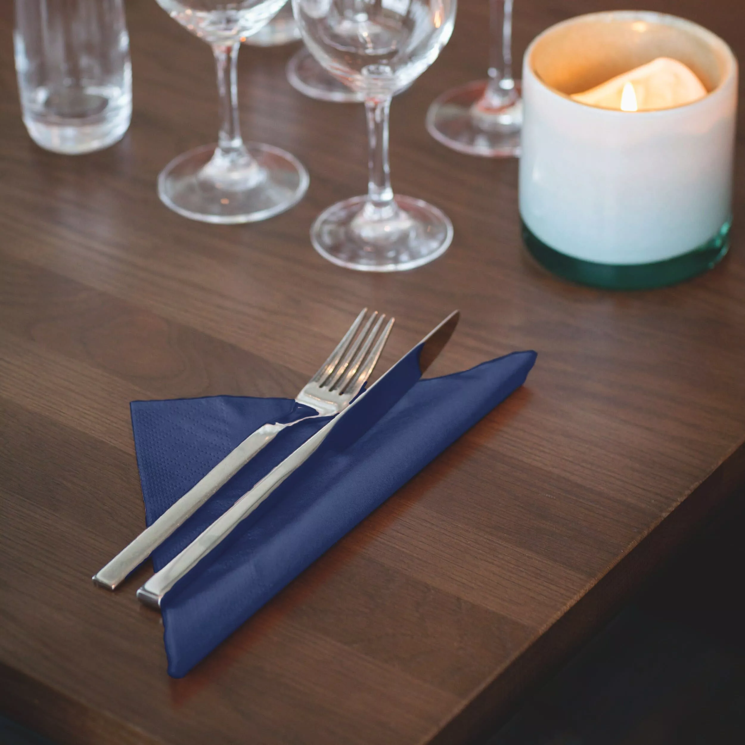 Tork Soft Dinnerservietten Dunkelblau, 1/4‑Falz, 3‑lagig, 40 cm × 39 cm, 12 × 100 Servietten, 477594