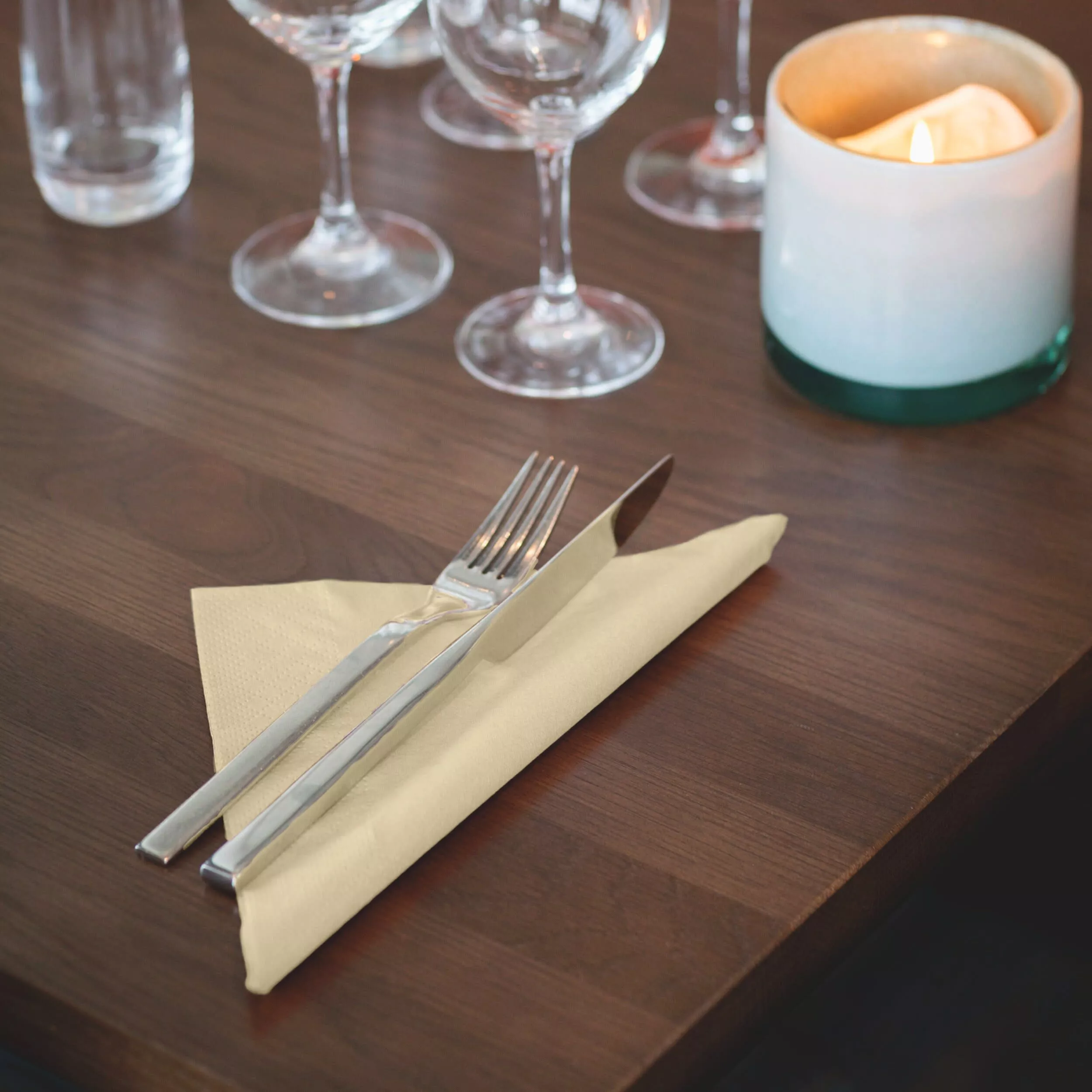 Tork Lunchserviette Champagner, 1/4-Falz, 2-lagig, 33 cm × 33 cm, 10 × 200 Servietten, 477153