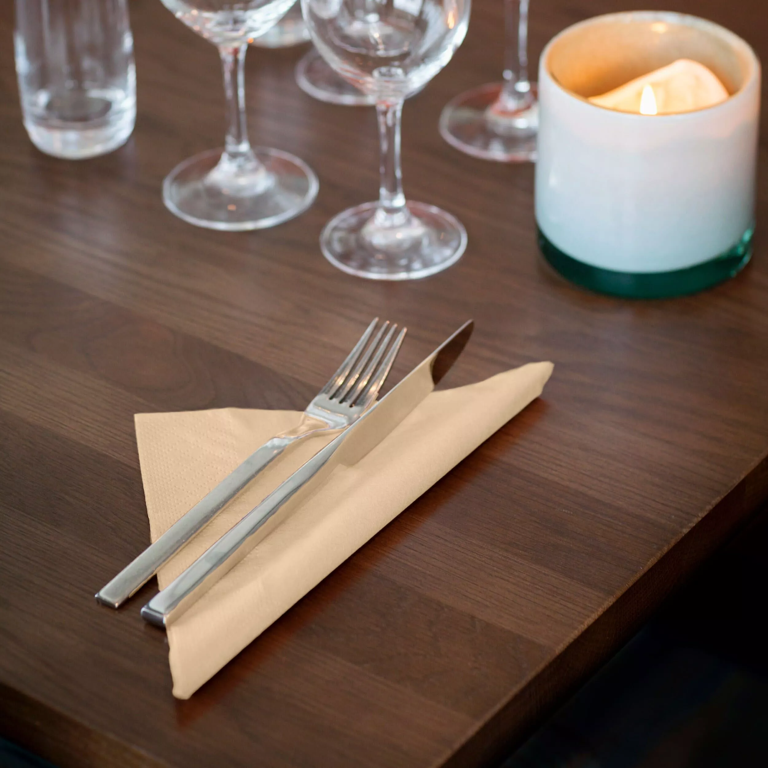 Tork Soft Dinnerservietten Sand, 1/4‑Falz, 3‑lagig, 40 cm × 39 cm, 12 × 100 Servietten, 477583