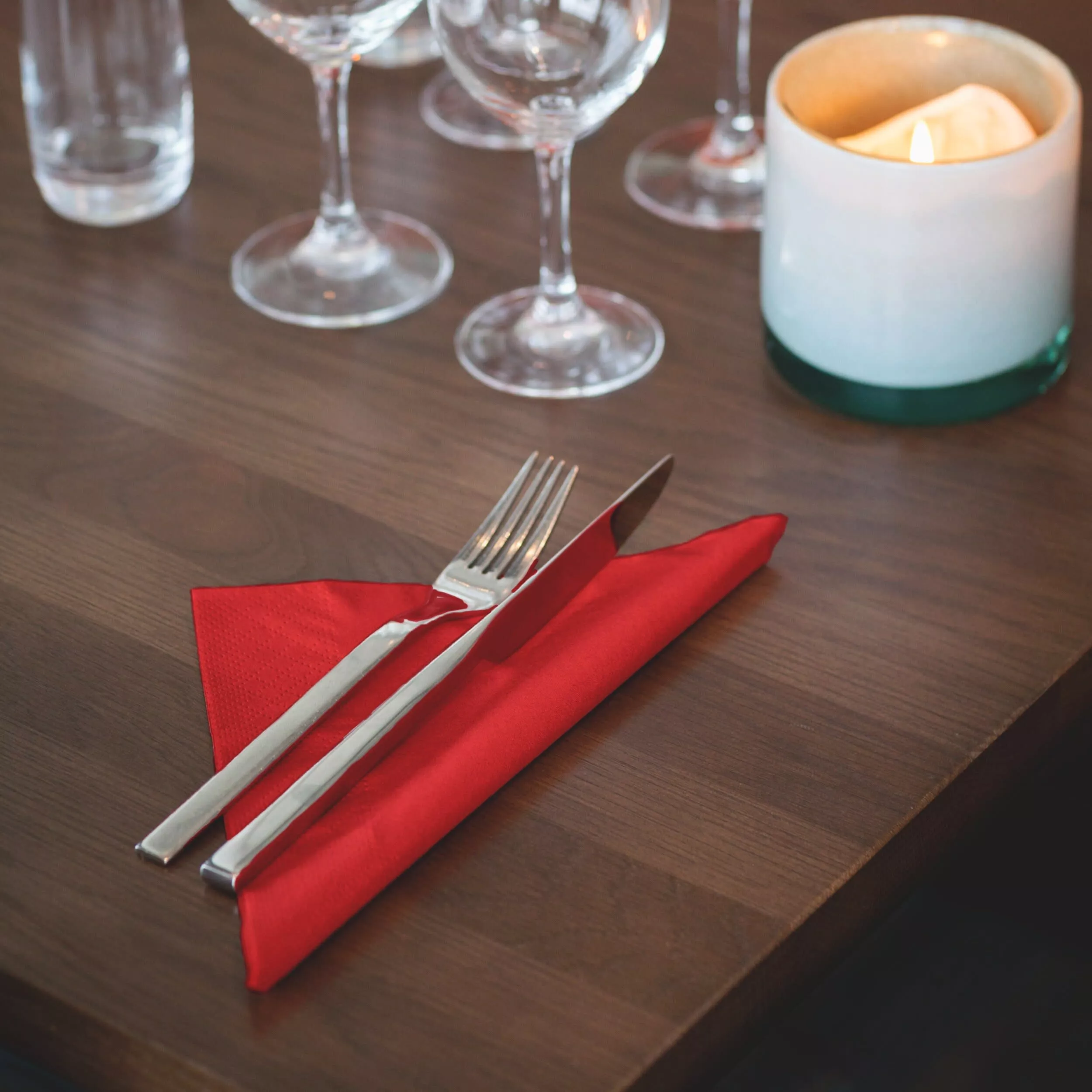 Tork Lunchserviette Rot, 1/4-Falz, 2-lagig, 33 cm × 33 cm, 10 × 200 Servietten, 477210