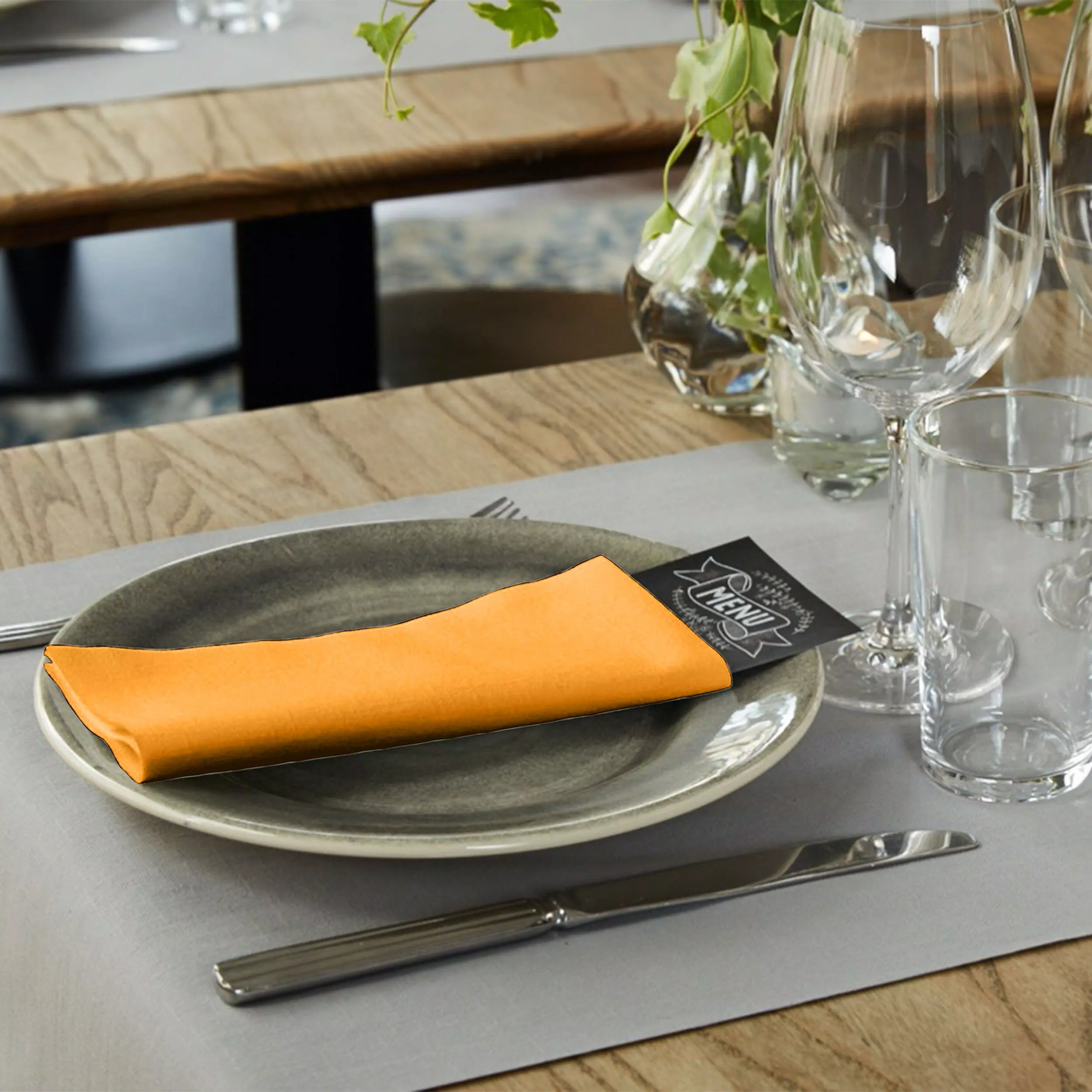 Tork LinStyle® Dinnerservietten Orange, 1/8‑Falz, 40 cm × 39 cm, 12 × 50 Servietten, 478162