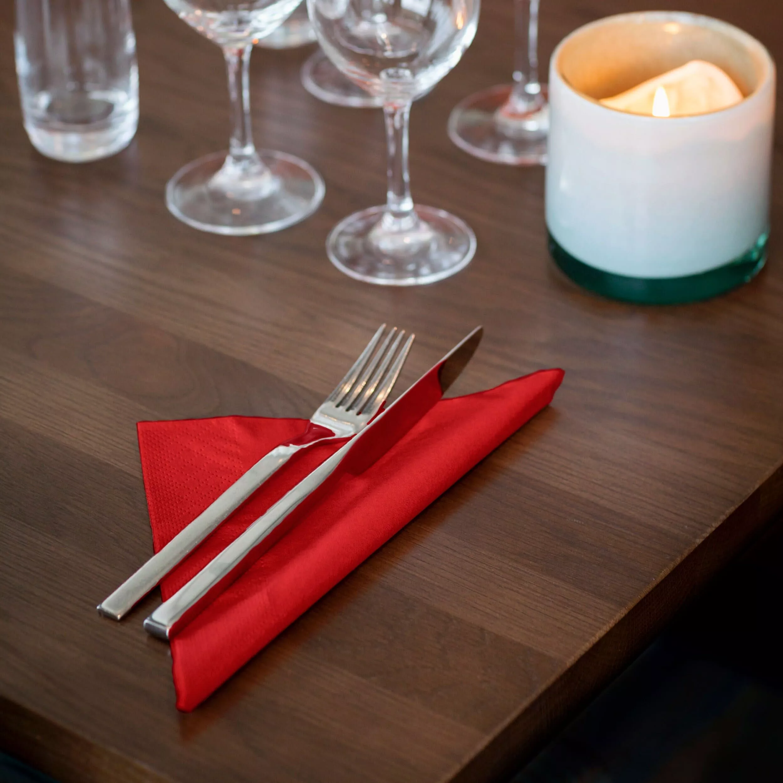 Tork Soft Dinnerservietten Rot, 1/4‑Falz, 3‑lagig, 40 cm × 39 cm, 12 × 100 Servietten, 477591