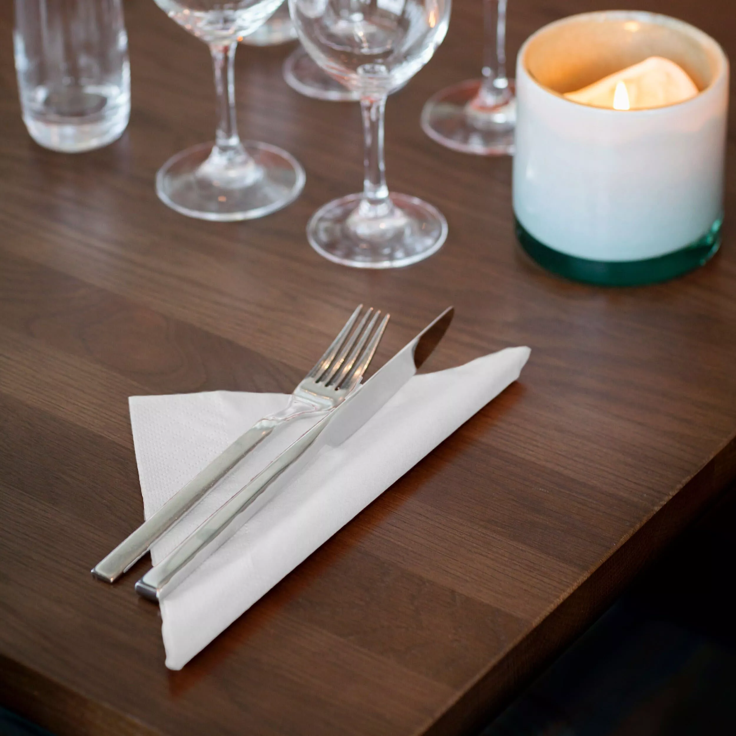 Tork Dinnerservietten Weiß, 1/4-Falz, 2‑lagig, 40 cm × 39 cm, 12 × 150 Servietten, 478746