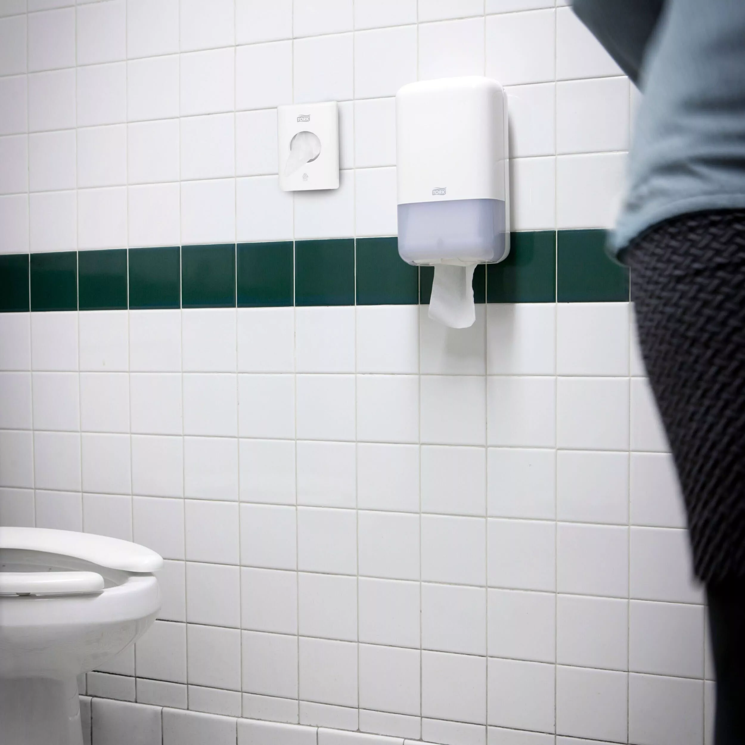 Tork Spender für Hygienebeutel Weiß B5, einfache Reinigung, Elevation Design, 566000