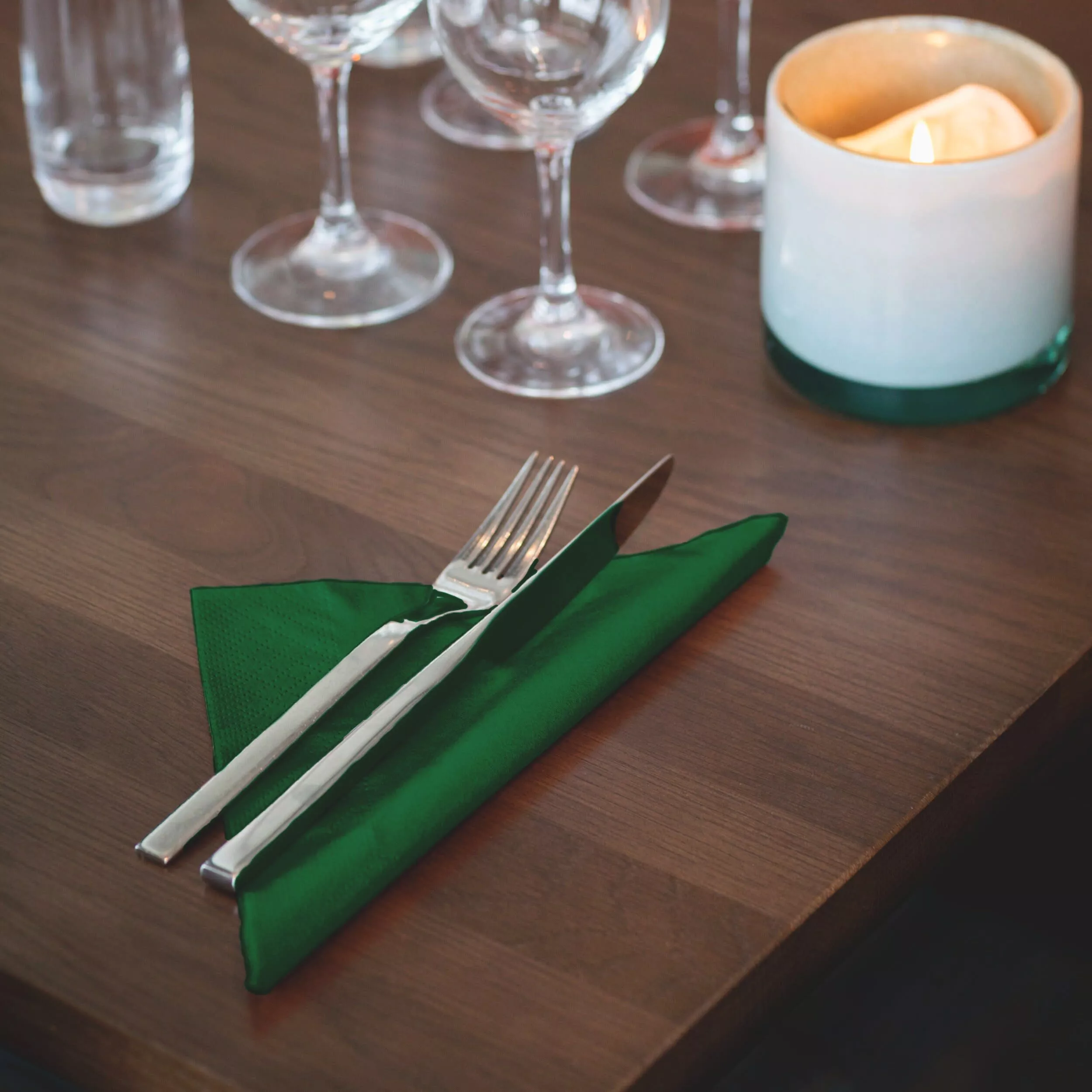 Tork Soft Dinnerservietten Dunkelgrün, 1/4‑Falz, 3‑lagig, 40 cm × 39 cm, 12 × 100 Servietten, 477604