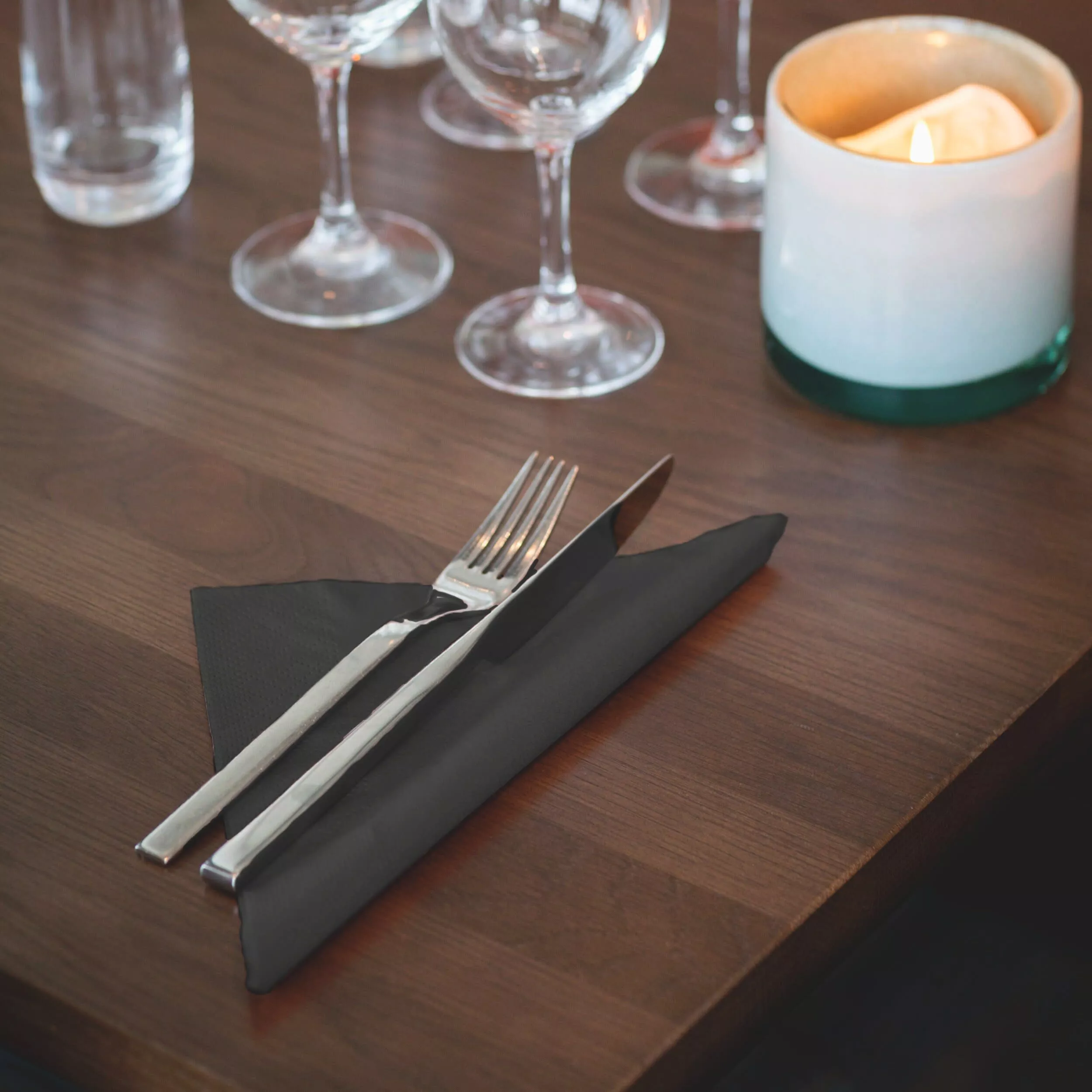 Tork Soft Dinnerservietten Schwarz, 1/4‑Falz, 3‑lagig, 40 cm × 39 cm, 12 × 100 Servietten, 477675