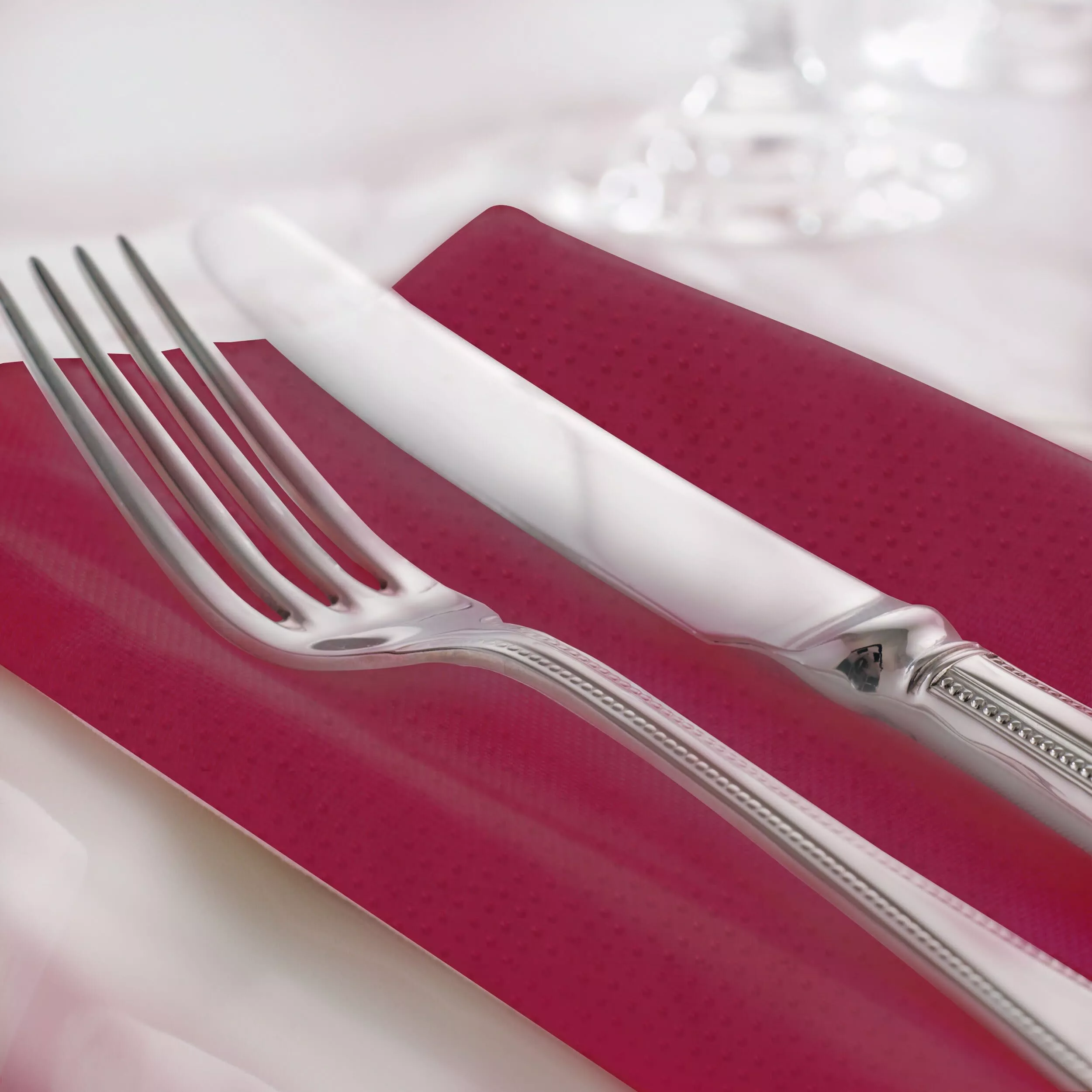 Tork Textured Dinnerservietten Bordeauxrot, 1/4‑Falz, 2‑lagig, 38 cm × 39 cm, 20 × 50 Servietten, 509417