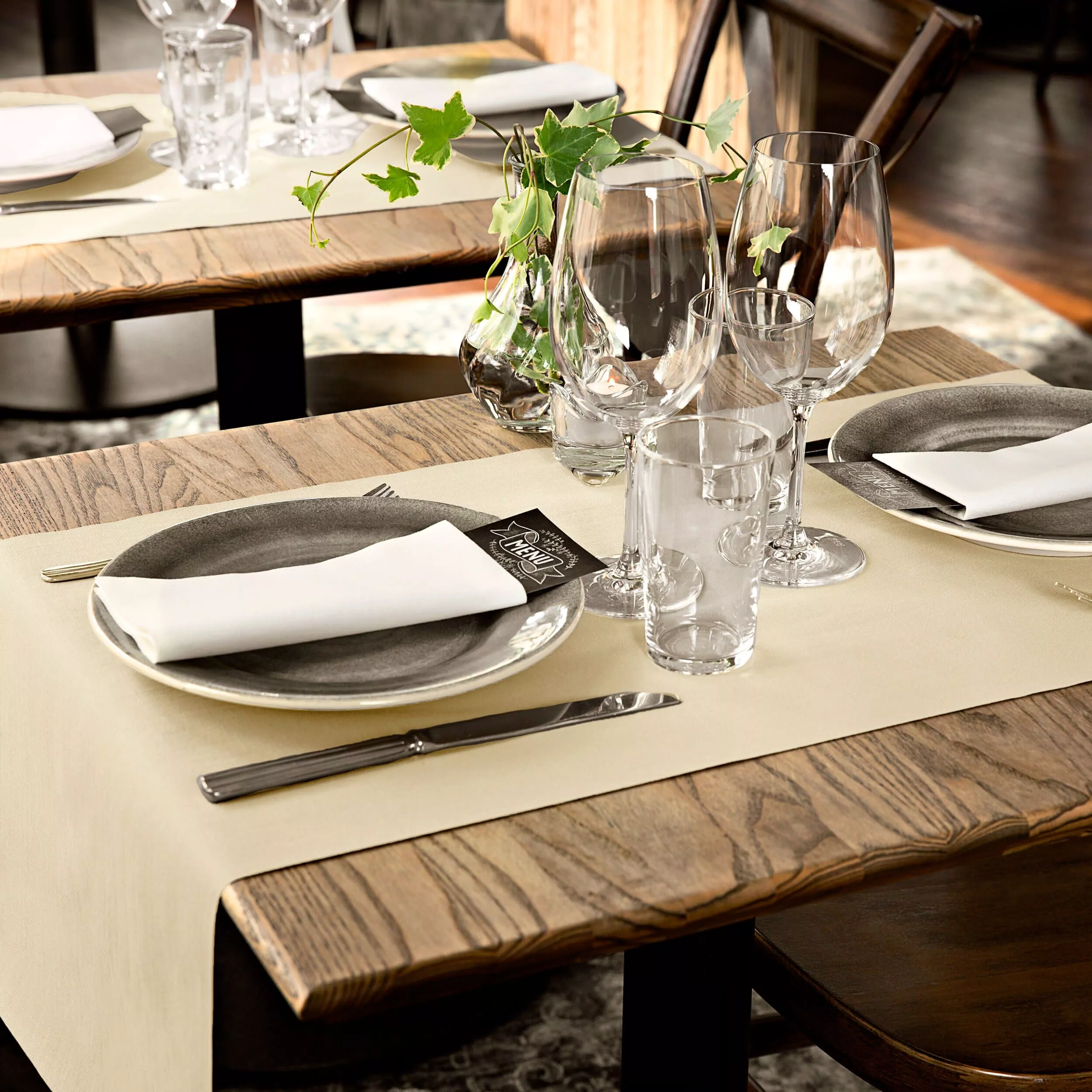 Tork LinStyle® Tischläufer Creme, robust, 1-lagig, 120 cm × 40 cm, 4 × 20 Tischläufer, 474164