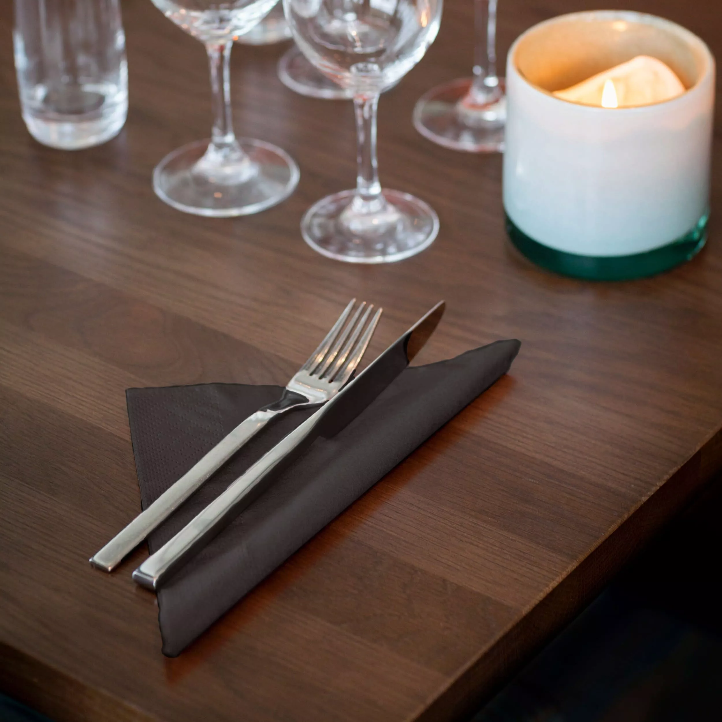 Tork Dinnerservietten Schwarz, 1/4-Falz, 2‑lagig, 40 cm × 39 cm, 12 × 150 Servietten, 478761