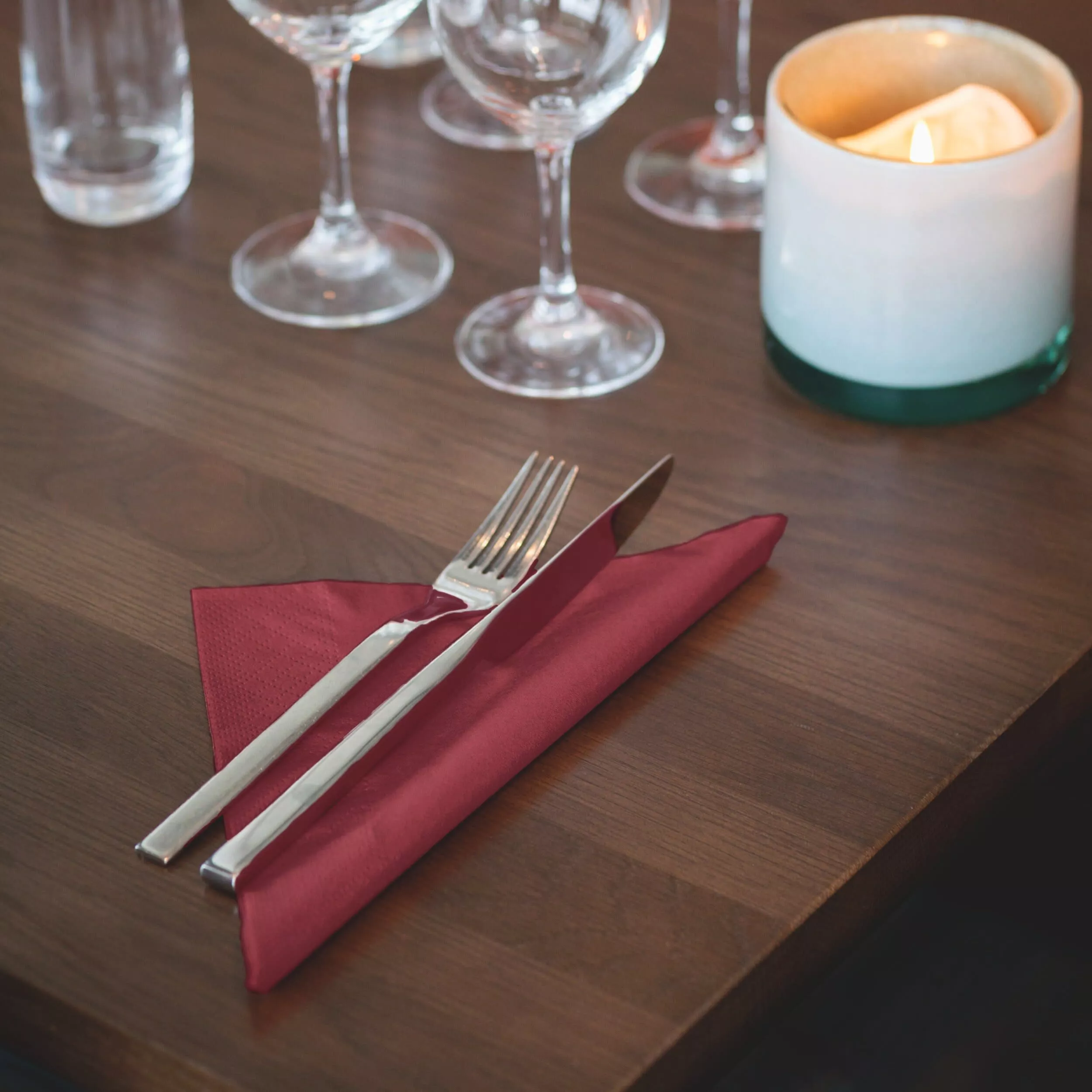 Tork Soft Dinnerservietten Bordeauxrot, 1/4‑Falz, 3‑lagig, 40 cm × 39 cm, 12 × 100 Servietten, 477599
