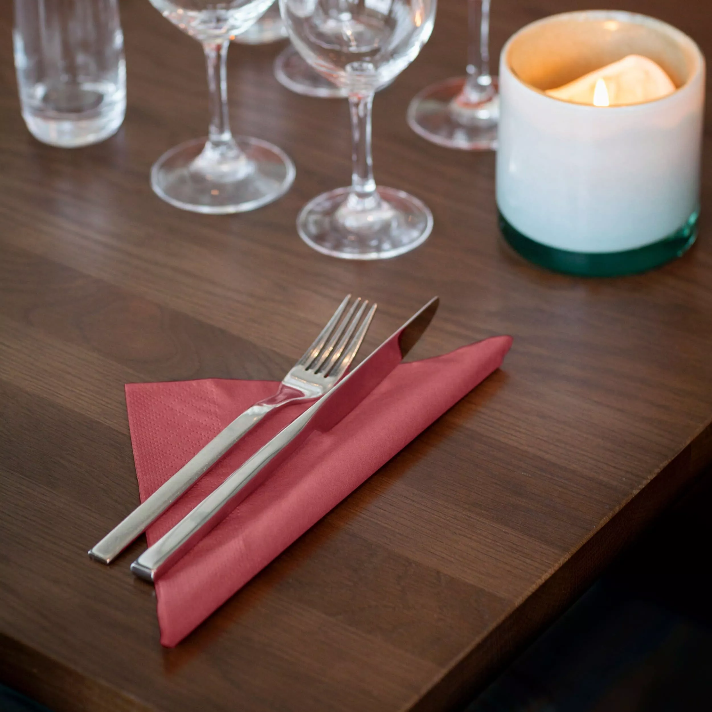 Tork Dinnerservietten Bordeauxrot, 1/4-Falz, 2‑lagig, 40 cm × 39 cm, 12 × 150 Servietten, 478875
