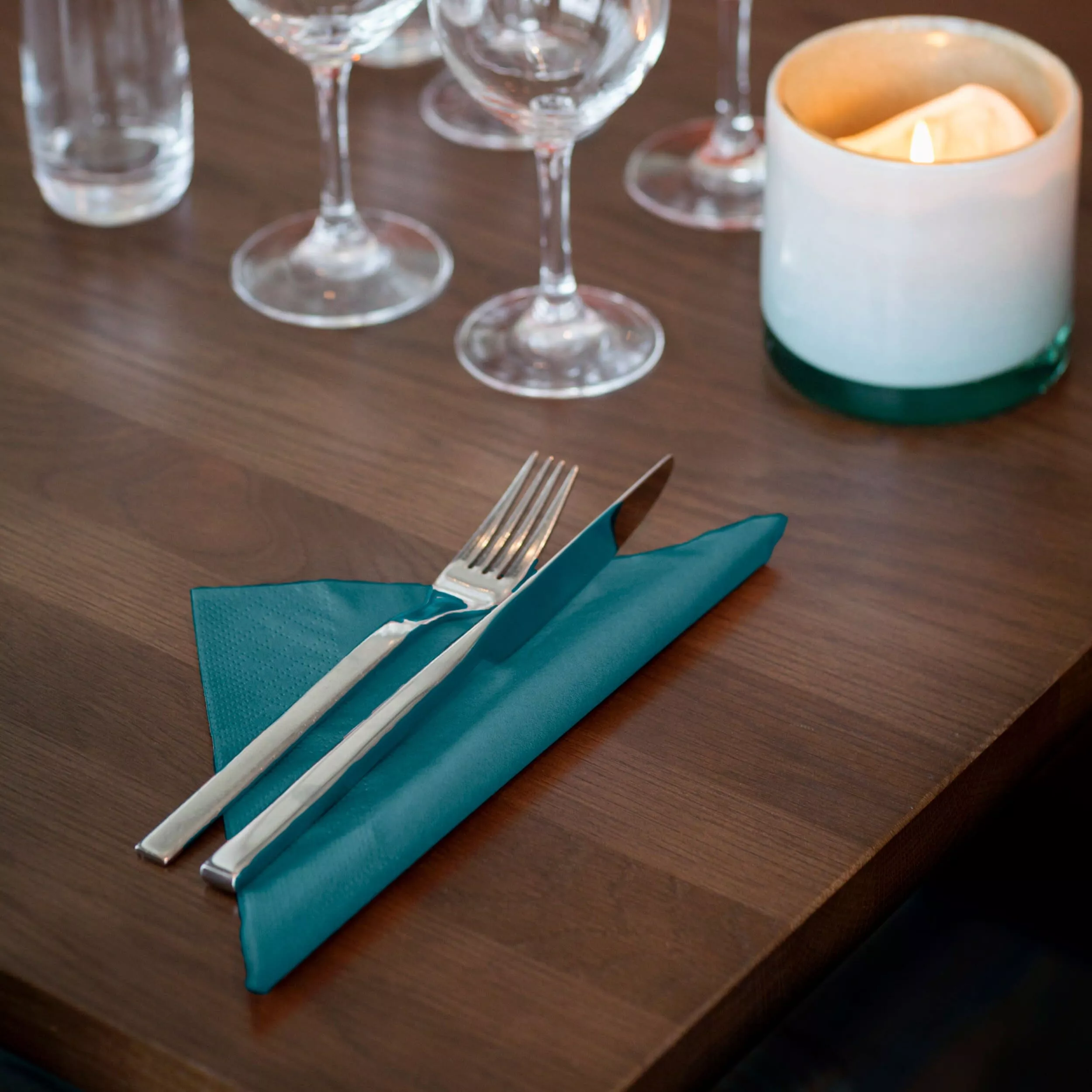 Tork Soft Dinnerservietten Blaugrün, 1/4‑Falz, 3‑lagig, 40 cm × 39 cm, 12 × 100 Servietten, 477914